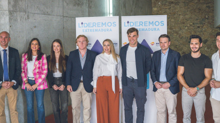 Autoridades y miembros de 'Lideremos' en la presentación en Badajoz