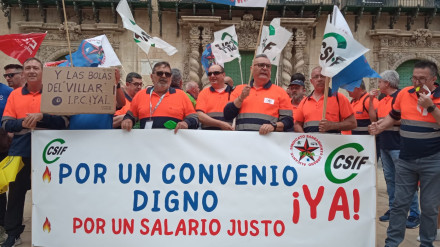 Imagen de la concentración de los trabajadores del servicio de limpieza en la Plaza del Ayuntamiento