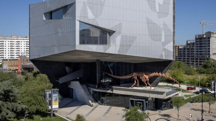 Vista general del Patagotitan mayorum en la terraza de CaixaForum Zaragoza.