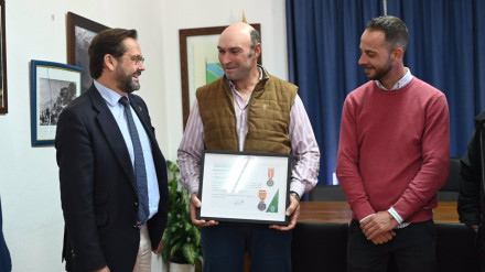 El delegado del Gobierno andaluz en Granada, Antonio Granados, el pastor Alfonso Jiménez Fernández, y el alcalde de Trevélez, Adrián Gallegos
