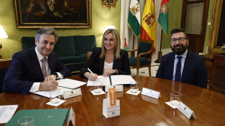 Rafael Sánchez Durán, director de Endesa en Andalucía, Extremadura, Ceuta y Melilla; Marifrán Carazo, alcaldesa de Granada; y José Antonio Ranea, director de Atención al Cliente de Endesa en el área Sur