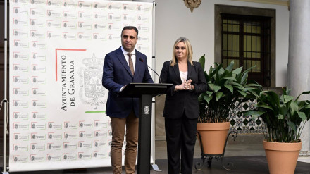 El presidente de la Diputación de Granada, Francis Rodríguez, y la alcaldesa de la capital granadina, Marifrán Carazo, este jueves en el Ayuntamiento