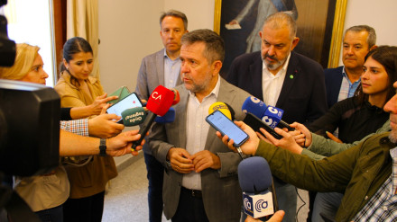 El presidente de la Comunidad de Regantes, Juan Marín, atiende a los medios en su sede en Lorca