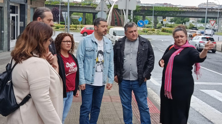 Olaia Ledo, a la derecha, explicando a los diputados del BNG la situación en esta carretera