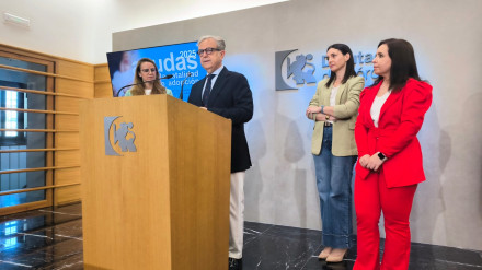 Salvador Fuentes presentando las ayudas de la Diputación