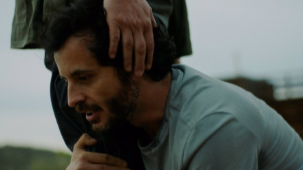 .Este viernes 16 de mayo llega a los cines 'El instinto', la ópera prima de Juan Albarracín. Javier Pereira encarna a Abel, un arquitecto que sufre agorafobia y que recibe un ultimátum laboral, en este thriller psicológico que busca reflejar con rigor y sin estigmas los problemas de salud mental que aún son, denuncia el director, una de las grandes asignaturas pendientes del sistema sanitario español.CULTURABARTON FILMS