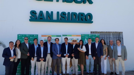 Foto de familia de autoridades, resposables de Asaja y Cetisur a la celebración de San Isidro..Asaja Córdoba y Cetisur han celebrado este jueves, con motivo de San Isidro Labrador, patrón de los agricultores, un acto de convivencia con una eucaristía en la que los agricultores y ganaderos asistentes han pedido a San Isidro lluvia para sus campos, protección para el futuro de sus cosechas y una climatología favorable, a la vez que han rogado por los agricultores fallecidos en el año.POLITICA ANDALUCÍA ESPAÑA EUROPA CÓRDOBA ECONOMIAASAJA