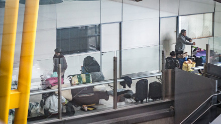 Varias personas se preparan para pernoctar en la T4 del Aeropuerto Adolfo Suárez-Madrid Barajas