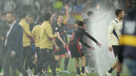 Los aspersores, al final del partido entre el Espanyol y el Barcelona