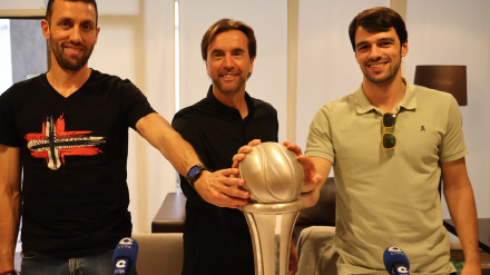 Marco Justo, Vicenç Palmer y Joan Feliu posan con la Copa en COPE