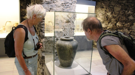 Turistas contemplan el vaso de Apofis I en el Museo Cueva 7 Palacios