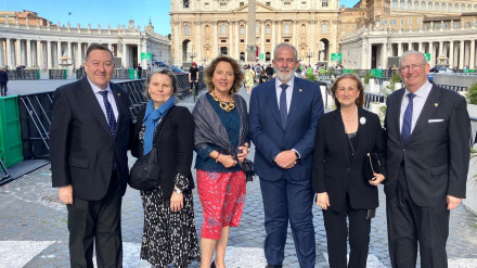 Paco Vélez, juntos a representaciones del Consejo de Sevilla y la Agrupación de Cofradías de Málaga