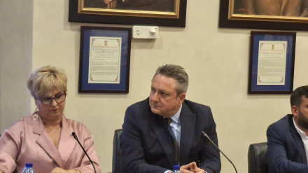 Máxima tensión en el pleno que arrebata la alcaldía al PP en el ayuntamiento de Nerva. Los concejales votan la moción