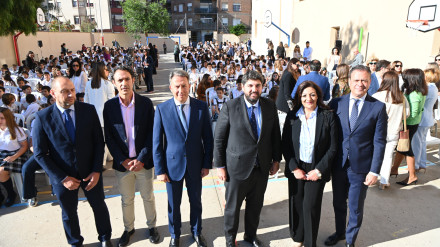 López Miras junto a otras autoridades durante una visita a un colegio de Lorca este viernes
