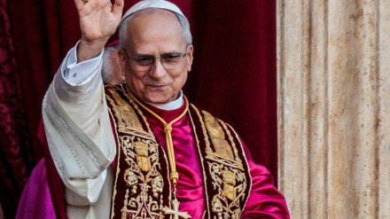 León XIV con la cruz pectoral dorada, el día que fue elegido Papa