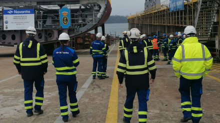 Un grupo de operarios de la empresa púbica en la grada del astillero de Ferrol