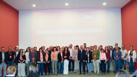Foto de familia de la nueva ejecutiva del PSOE en Lorca, con Isabel Casalduero comos ecretaria general
