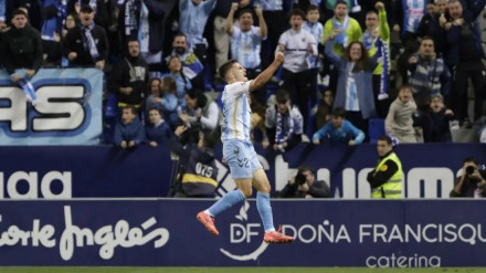 El canterano remonta con dos golazos, uno de tacón, y pone en pie La Rosaleda. Los de Pellicer se salvan a falta de dos jornadas para el final.