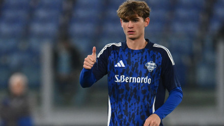 Nico Paz de Como 1907 hace un gesto durante la 20ª jornada del Campeonato de Serie A entre S.S. Lazio y Como 1907 en el Estadio Olímpico.