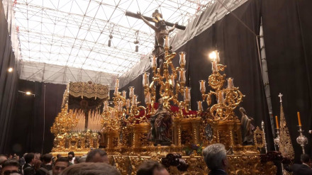 Imagen del Cristo del Cachorro y la Esperanza de Málaga en Roma   SEVILLA, 18 (EUROPA PRESS)    El alcalde de Sevilla, José Luis Sanz, ha puesto en valor como "un hecho histórico" para la ciudad la Gran Procesión del Jubileo celebrada en Roma, con "imágenes inigualables por el foro romano o por el Coliseo", y ha destacado que "miles de sevillanos han arropado al Cachorro" por las calles de la ciudad transalpina.    "Está claro que el Cachorro ha conquistado Roma", ha valorado en un audio remitido a medios, además de incidir en que "desde ahora", el Crucificado de la calle Castilla, del barrio de Triana, "será más universal que nunca".    Sanz ha destacado que con la imagen "hemos estado toda Sevilla, su Iglesia, sus hermandades y, por supuesto, su ayuntamiento". "Nos hemos volcado sin fisuras en este evento que no tiene precedentes", ha apuntado, y ha remarcado que esta Gran Procesión representa "un acto importante para la ciudad y un hito histórico para las hermandades de Sevilla y para la Iglesia sevillana".    POLITICA