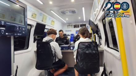 Imagen del vehículo Vidoc de la Policía Nacional para la expedición del DNI y el Pasaporte