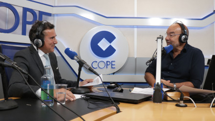 António Calçada, director general y vicepresidente de la Fundación Repsol, con Ángel Expósito