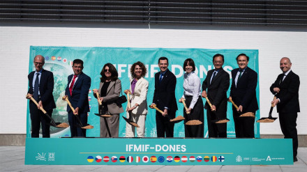 El presidente de la Junta, Juanma Moreno, en el centro en la imagen flanqueado por la vicepresidenta primera del Gobierno, María Jesús Montero, a su derecha, y la ministra de Ciencia, Diana Morant