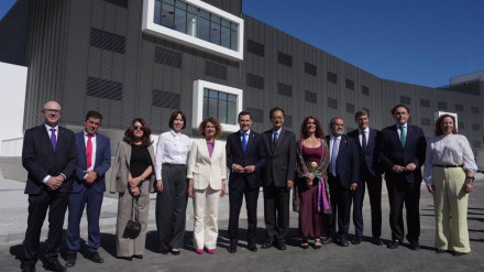 El presidente de la Junta, Juanma Moreno, en el centro en la imagen junto con la vicepresidenta primera del Gobierno, María Jesús Montero, a su derecha, y la ministra de Ciencia, Diana Morant   El presidente de la Junta de Andalucía, Juanma Moreno, ha asistido al acto de colocación de la primera piedra del edificio principal del acelerador de partículas Ifmif-Dones en Escúzar (Granada) que sitúa a Andalucía en "la élite científica y la proyecta como referencia internacional de la investigación" que tendrá un impacto económico estimado de 6.000 millones de euros y, 4.000 millones de ellos en Andalucía donde "se van a generar muchas posibilidades laborales de personal especializado y cualificado".   En este contexto, Moreno ha señalado que esta es la "mayor infraestructura científica de España" que ha contado con una inversión estimada de 700 millones de euros, de los que el Gobierno de España y la Junta de Andalucía han financiado más de 422 millones, al 50% hasta 2034. "Con esta primera piedra del edificio que acogerá el acelerador de partículas se está concretando una iniciativa que es fruto del esfuerzo conjunto, del trabajo compartido de administraciones e instituciones políticas, científicas y académicas, europeas, españolas, andaluzas y locales", ha agregado.   De este modo, ha indicado que este proyecto aúna a España y Croacia desde 2022 y que concita el interés de muchas otras naciones entre ellas Italia y otros miembros de la UE y al que este lunes se ha adherido Japón tras la firma de un convenio que destaca por "el claro liderazgo científico que ejerce este país". "La primera piedra del edificio desata todo un torrente de entusiasmo y nos acerca al momento en que Andalucía contará con una infraestructura crítica para la comunidad científica europea".   El presidente andaluz ha subrayado que Andalucía formará parte de las regiones líderes en investigación en materia energética, en I+D+
