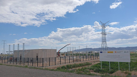 Construcción de la subestación eléctrica que alimentará la catenaria de la Línea de Alta Velocidad Murcia-Almería en el tramo entre Murcia y Lorca, a la altura de TotanaLa Línea de Alta Velocidad (LAV) Murcia-Almería ya muestra las primeras estructuras de su electrificación gracias al impulso que Adif ha dado a la instalación de la línea aérea de contacto, conocida como catenaria, en el primer tramo de la línea entre Murcia y Lorca San Diego, de 62,1 kilómetros, así como a la construcción de la subestación que la suministrará.POLITICA ANDALUCÍA ESPAÑA EUROPA ALMERÍA SOCIEDADADIF