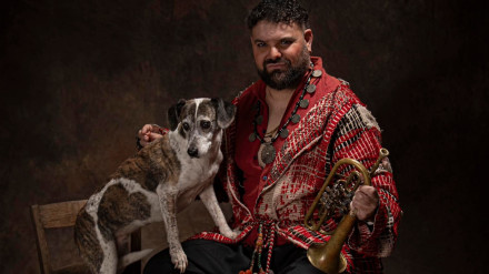 Abraham Cupeiro con su perra Loira que da nombre a su último trabajo