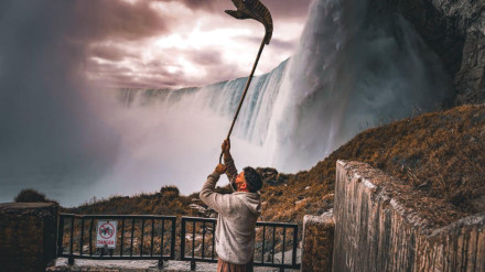 Abraham Cupeiro toca instrumentos que él mismo fabrica como el cárnix