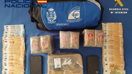 20/05/2025 Dinero y drogas intervenidos en la detención del vecino de Montijo..Agentes de Policía Nacional, adscritos a la Comisaría Provincial de Badajoz, en colaboración con el Equipo de Delincuencia Organizada de la Guardia Civil de Badajoz, detuvieron el pasado 14 de mayo a un vecino de Montijo como presunto autor de un delito contra la salud pública, concretamente por tráfico de drogas, al considerarle responsable de la distribución de sustancias estupefacientes a diversos puntos de venta de la región utilizando para ellos coches de alquiler de gran potencia.SOCIEDAD ESPAÑA EUROPA EXTREMADURAGUARDIA CIVIL