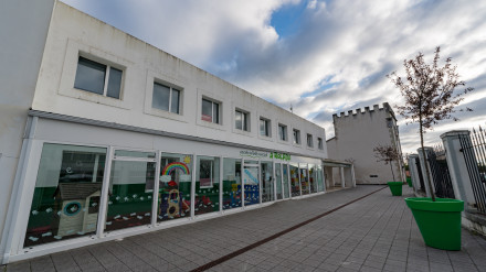 Foto de la fachada de la Escuela Infantil "A Rolada" de San Sadurniño