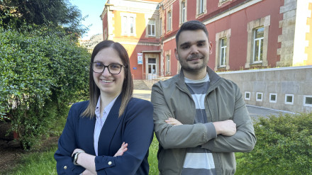 Ana Ortega y José Manuel Liñeira, ante el Centro de Investigación en Tecnoloxías Navais e Industriais