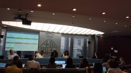 20/05/2025 Comisión de Derechos Sociales del Ayuntamiento de Barcelona a 20 de mayo de 2025..La Comisión de Derechos Sociales de Barcelona ha aprobado este martes con el voto favorable de todos los partidos, excepto la abstención de Vox, una propuesta impulsada por Junts para implementar en un plazo máximo de un año un sistema de teleasistencia avanzada para "garantizar la autonomía energética" del servicio en caso de un nuevo apagón.POLITICA