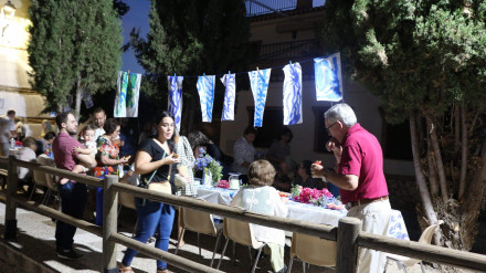 a residencia apuesta por prácticas artísticas que favorezcan el intercambio intergeneracional, la conexión entre artesanía y lenguajes contemporáneos