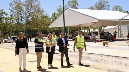 La alcaldesa de Granada, Marifrán Carazo, en el centro en la imagen, con el presidente de los caseteros tradicionales, Claudio Rodríguez