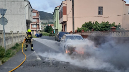 Los bomberos extinguiendo las llamas del vehículo