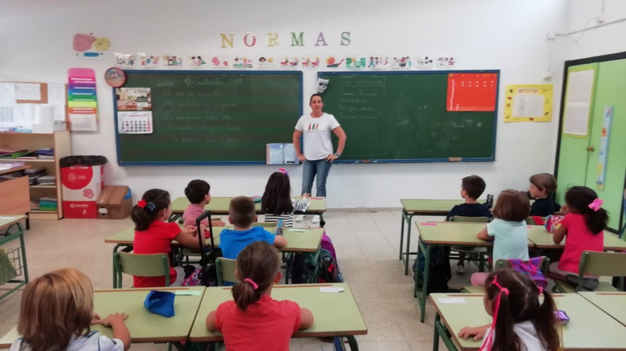 Una profesora da clases a alumnos de Primaria
