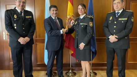 El delegado saludando a la nueva comisaria de Ferrol-Narón