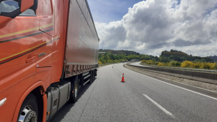 Camión tras el incidente en la autovía