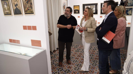 La alcaldesa de Granada, Marifrán Carazo, ha presentado la exposición 'Impresiones y paisajes gráficos. Publicaciones de 1898 a 1936'
