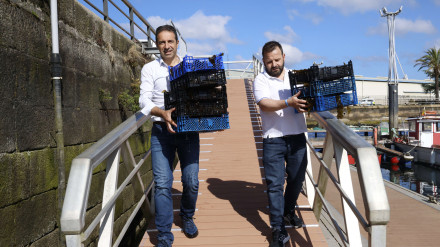 El conselleiro, Alfonso Villares, con el patrón mayor de la Cofradía, Gustavo Chacartegui