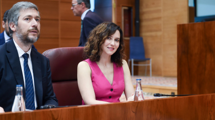 El consejero de Presidencia, Justicia y Administración Local, Miguel Ángel García, y la presidenta de la Comunidad de Madrid, Isabel Díaz Ayuso, durante un pleno de la Asamblea de Madrid