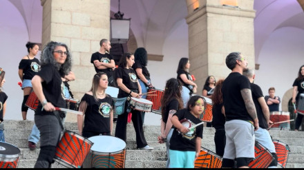 Una batucada en Cáceres reivindica a los enfermos de ELA