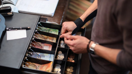 El hombre aprovechó su acceso al local para sustraer 620 euros de la caja registradora