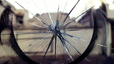 El acusado habría roto ventanas y el techo de una casa vacacional