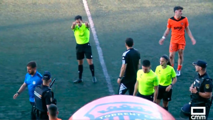 El árbitro manda a los jugadores a vestuarios.