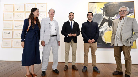 El presidente de la Diputación de Granada, Francis Rodríguez, en el centro en la imagen, ha participado en la firma del comodato del Centro José Guerrero