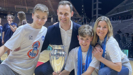 Pedro Llompart con su familia tras lograr la Coppa